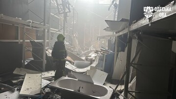 В Одесі росія атакувала інфраструктуру та судно в морі