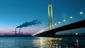 У Києві росіяни атакували один з мостів, по яких курсує метро через Дніпро
