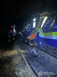 Залізнична аварія у Львові: дизель-поїзд зіткнувся з електровозом