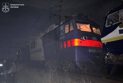 Залізнична аварія у Львові: дизель-поїзд зіткнувся з електровозом