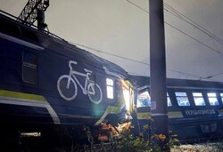 Залізнична аварія у Львові: дизель-поїзд зіткнувся з електровозом