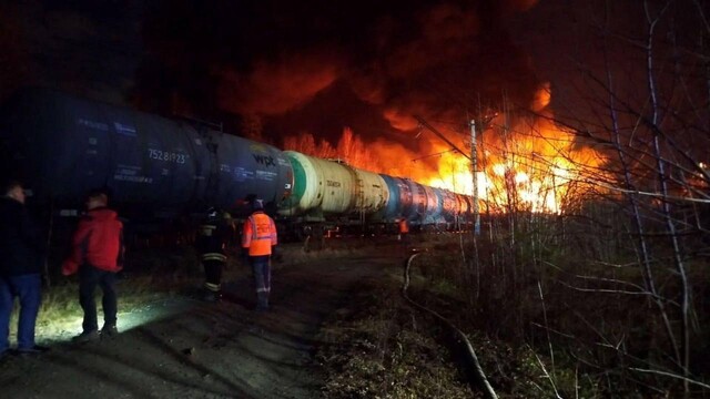На росії внаслідок залізничної аварії загорілися цистерни