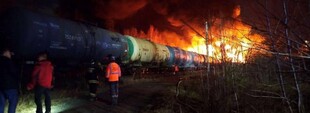 На росії внаслідок залізничної аварії загорілися цистерни